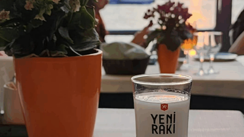 Beyaz İnci Restaurant'ta Galata Köprüsü Manzarasında Canlı Müzik Keyfi